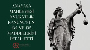 Anayasa Mahkemesi, bugün Resmi Gazetede yayımlanan kararıyla Avukatlık Kanunu'nun 134. ve 135. maddelerini iptal etti. Bu maddelerde avukatlara uygulanacak disiplin cezalarına yer verilmekle birlikte, hangi fiilin hangi disiplin cezasını gerektirdiği belirtilmemekteydi. Anayasa Mahkemesinin kararı bu anlamda önemli bir karar. Karar 9 ay sonra yürürlüğe girecek. Bu sürede yeni yasal düzenleme yapılmasını bekleyeceğiz.