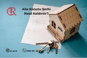 Mavi bir zemin üzerinde duran resmi bir evrak (tapu senedi) üzerine yerleştirilmiş ahşap bir ev maketi ve hemen yanında duran bir dizi anahtar. Görselin üzerinde "Aile Konutu Şerhi Nasıl Kaldırılır?" başlığı, sol üstte terazi ve tüy figürlü kırmızı bir logo, sol altta ise or.av.tr web adresi ile 0312 911 85 85 iletişim numarası yer almaktadır.