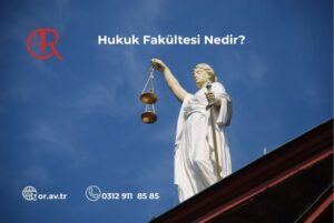 Mavi gökyüzü arka planında, elinde terazi ve kılıç tutan beyaz adalet heykeli ve "Hukuk Fakültesi Nedir?" yazısı.
