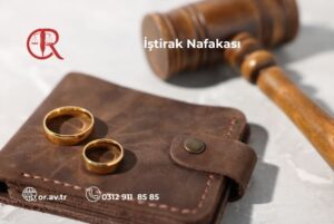 Üzerinde iki adet altın alyans bulunan kahverengi deri cüzdan ve arka planda bulanık bir hakim tokmağı ile "İştirak Nafakası" yazısı içeren görsel.