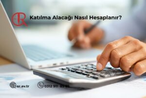 Bir hukukçu veya hesap uzmanının, bir hesap makinesi ve laptop kullanarak edinilmiş mal rejiminin tasfiyesi çerçevesinde "Katılma Alacağı Nasıl Hesaplanır?" başlığı altında hesaplama yaparken görüldüğü, bir ofis ortamından alınmış detaylı bir fotoğraf. Görüntünün sol üst köşesinde terazi içeren kırmızı bir logo, sol alt köşesinde ise or.av.tr web adresi ve 0312 911 85 85 telefon numarası yer almaktadır.