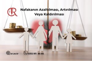 Ahşaptan yapılmış bir aile figürü (anne, baba ve iki çocuk) ile arkasında ortadan ikiye ayrılmış kırık kırmızı bir kalp maketi görülmektedir. Arka planda ise kefelerinde üst üste dizilmiş madeni paralar bulunan pirinç bir adalet terazisi yer alır. Görselin üst kısmında "Nafakanın Azaltılması, Artırılması Veya Kaldırılması" yazısı, sol üstte kırmızı hukuk logosu, sol altta ise or.av.tr web adresi ve 0312 911 85 85 telefon numarası bulunmaktadır.