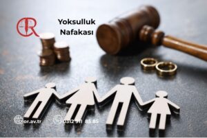 Koyu renkli bir zemin üzerinde yan yana duran ahşap aile figürü, arka planda bir mahkeme tokmağı, iki adet evlilik yüzüğü ve üst üste dizilmiş madeni paralar görülmektedir. Görselin sol üst kısmında "Yoksulluk Nafakası" başlığı ile terazi figürlü kırmızı bir logo, sol alt köşesinde ise or.av.tr web adresi ve 0312 911 85 85 iletişim numarası yer almaktadır.