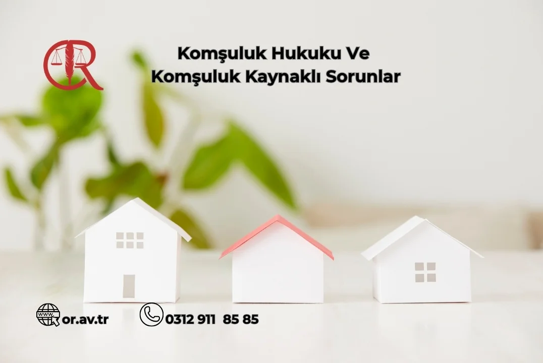 Komşuluk hukuku başlığı altında yan yana duran üç ev maketi ve arka planda yeşil bitki.