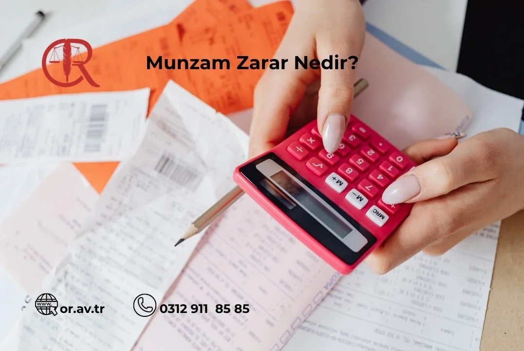 Munzam zarar başlığı altında para ve hesap makinesiyle hesap yapan eller.
