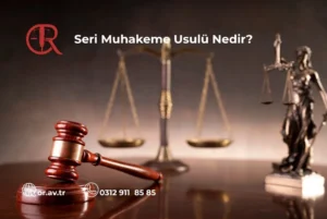 Seri muhakeme başlığı yanında adalet heykeli ve hâkim tokmağı.