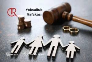Yoksulluk nafakası başlığı altında hâkim tokmağı, yüzükler ve aileyi temsil eden ahşap figürler.